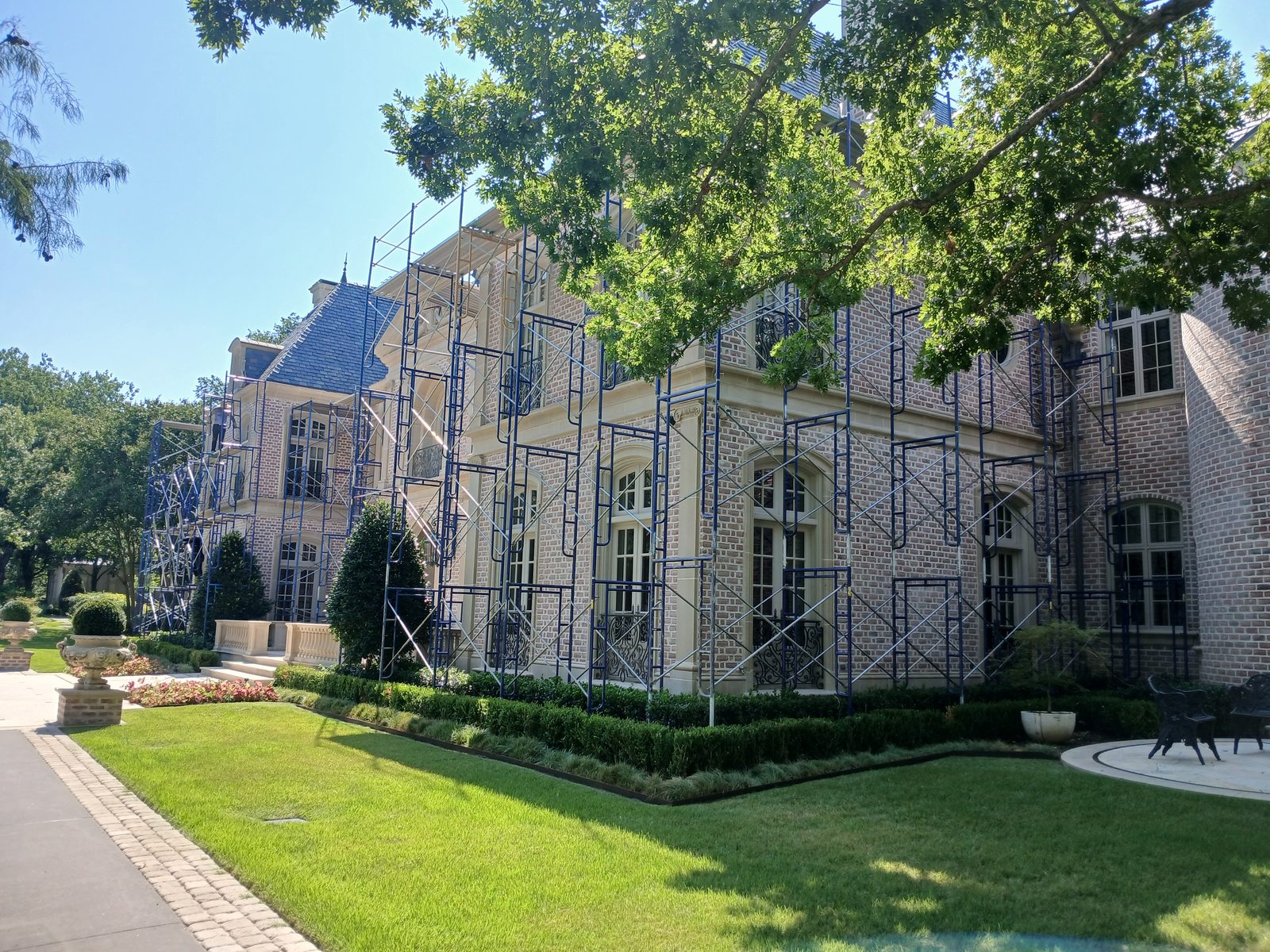 Roofer fall-protection scaffolding 21