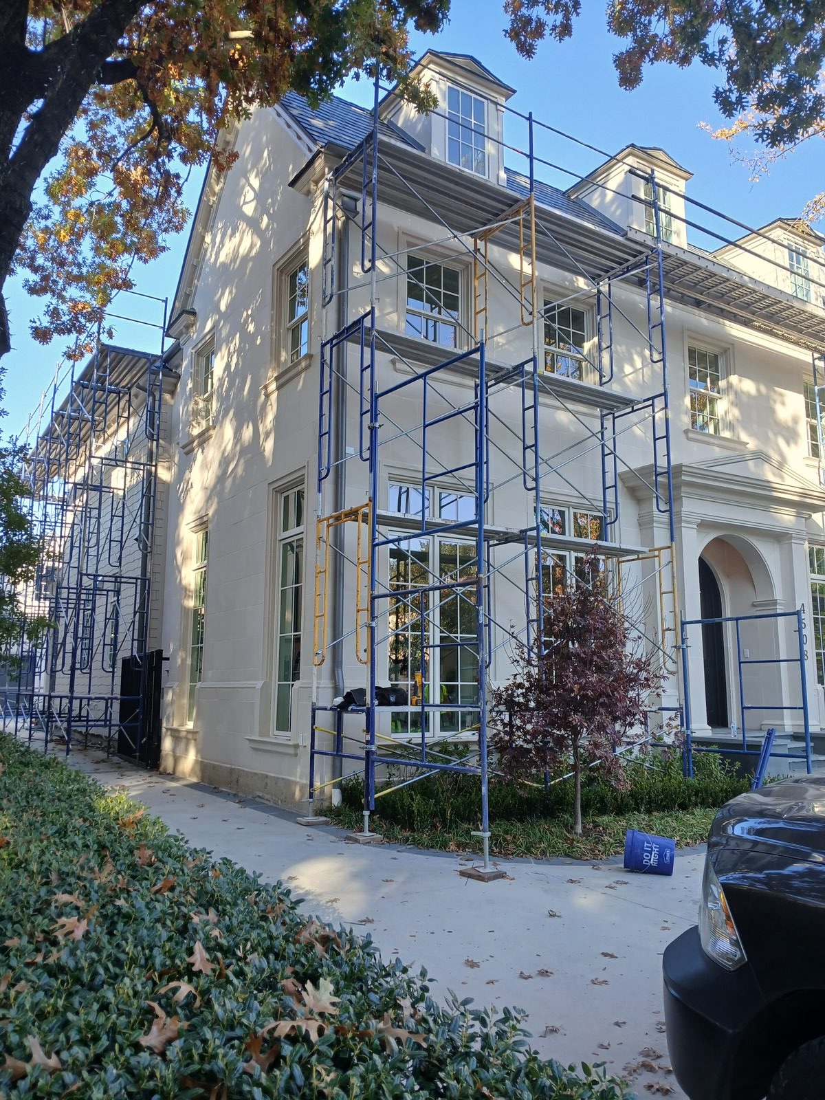 Roofer fall-protection scaffolding 7