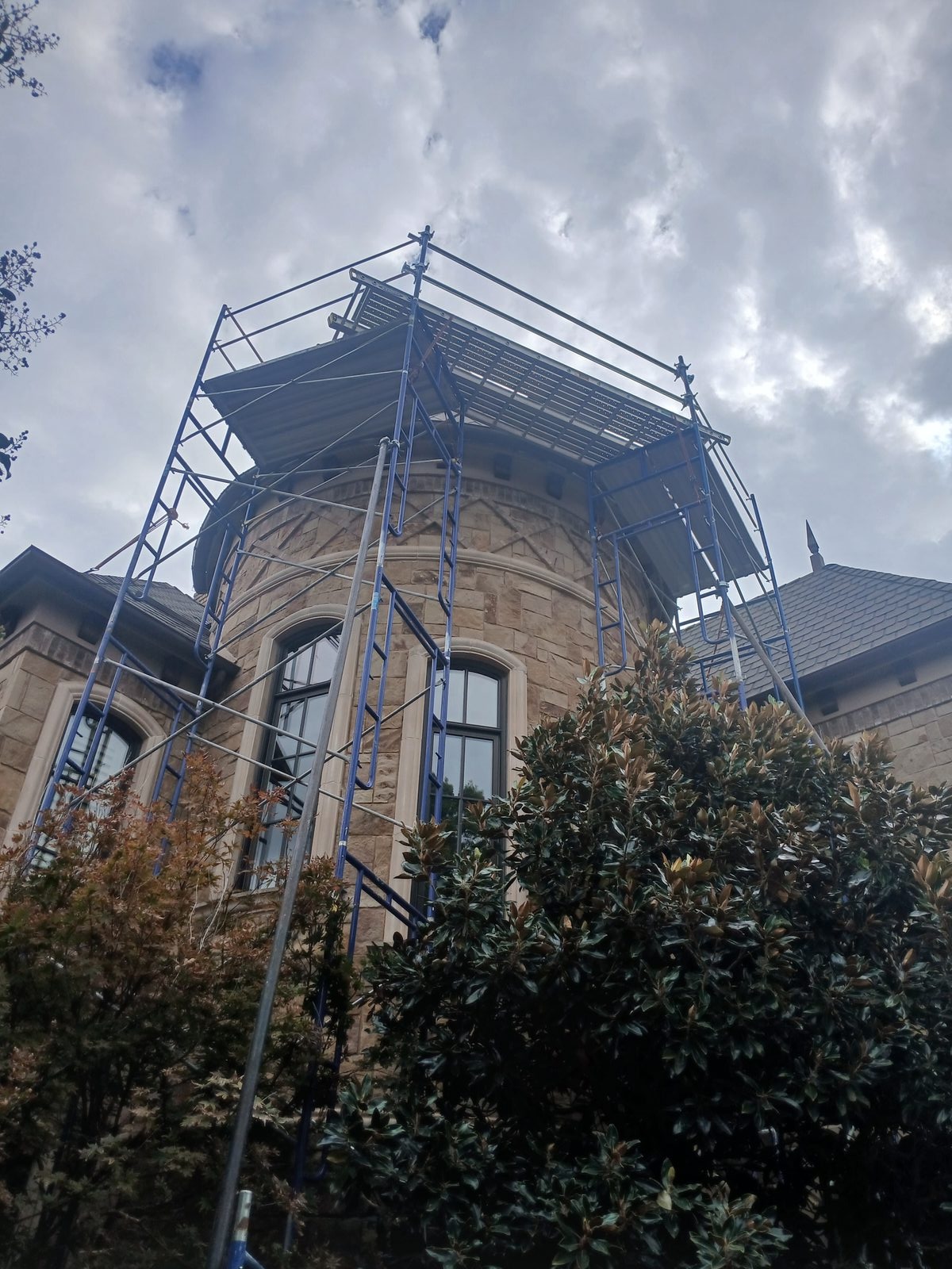 Roofer fall-protection scaffolding 8
