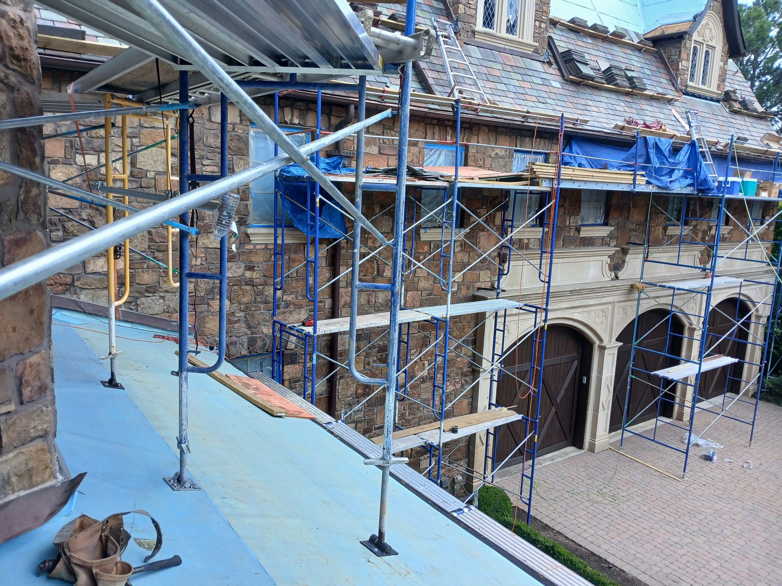 Roofer fall-protection scaffolding 16