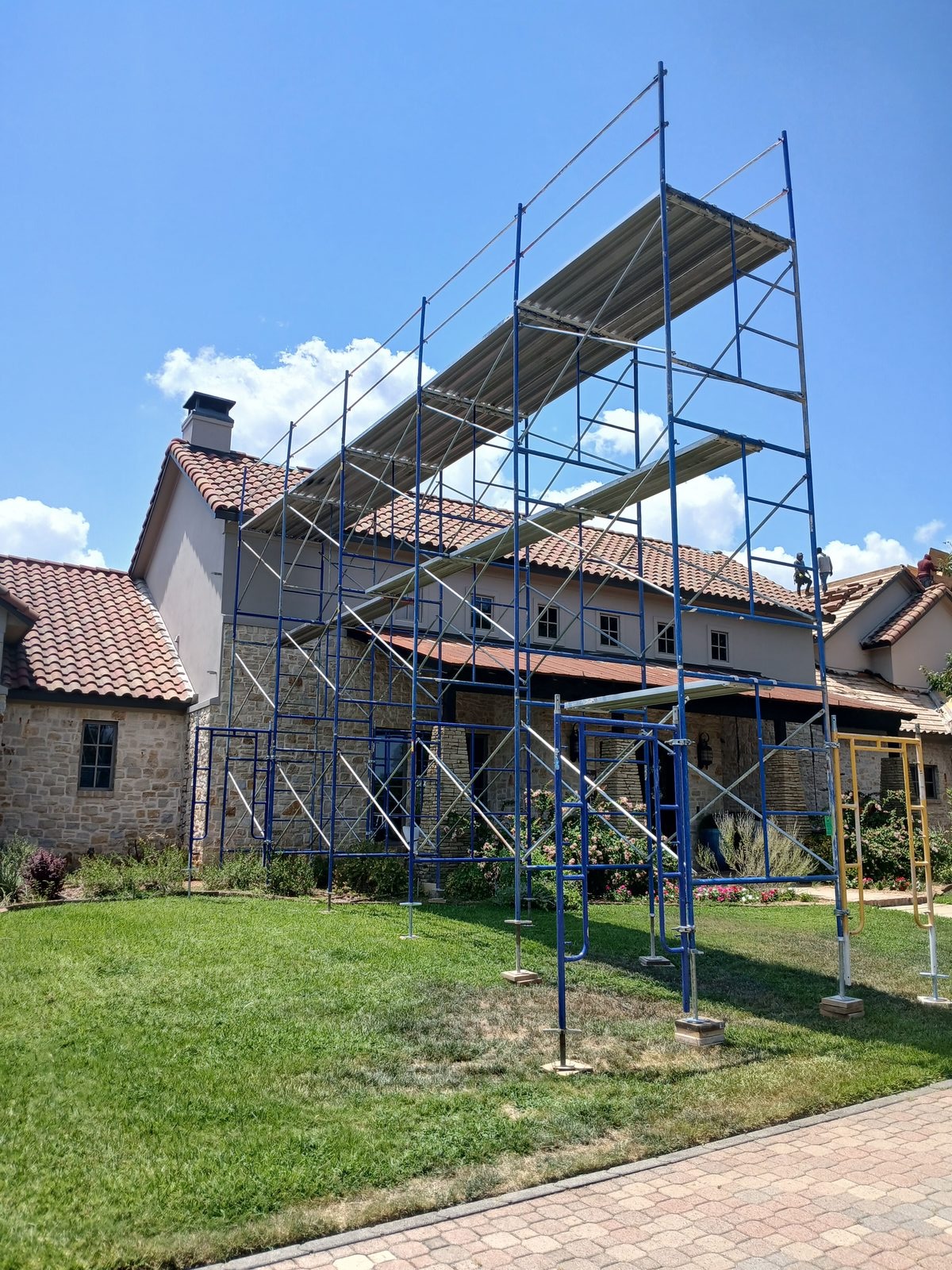 Roofer fall-protection scaffolding 14
