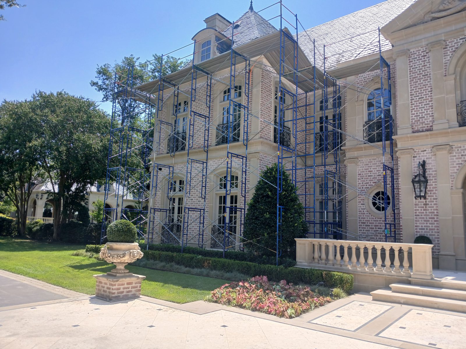 Roofer fall-protection scaffolding 15