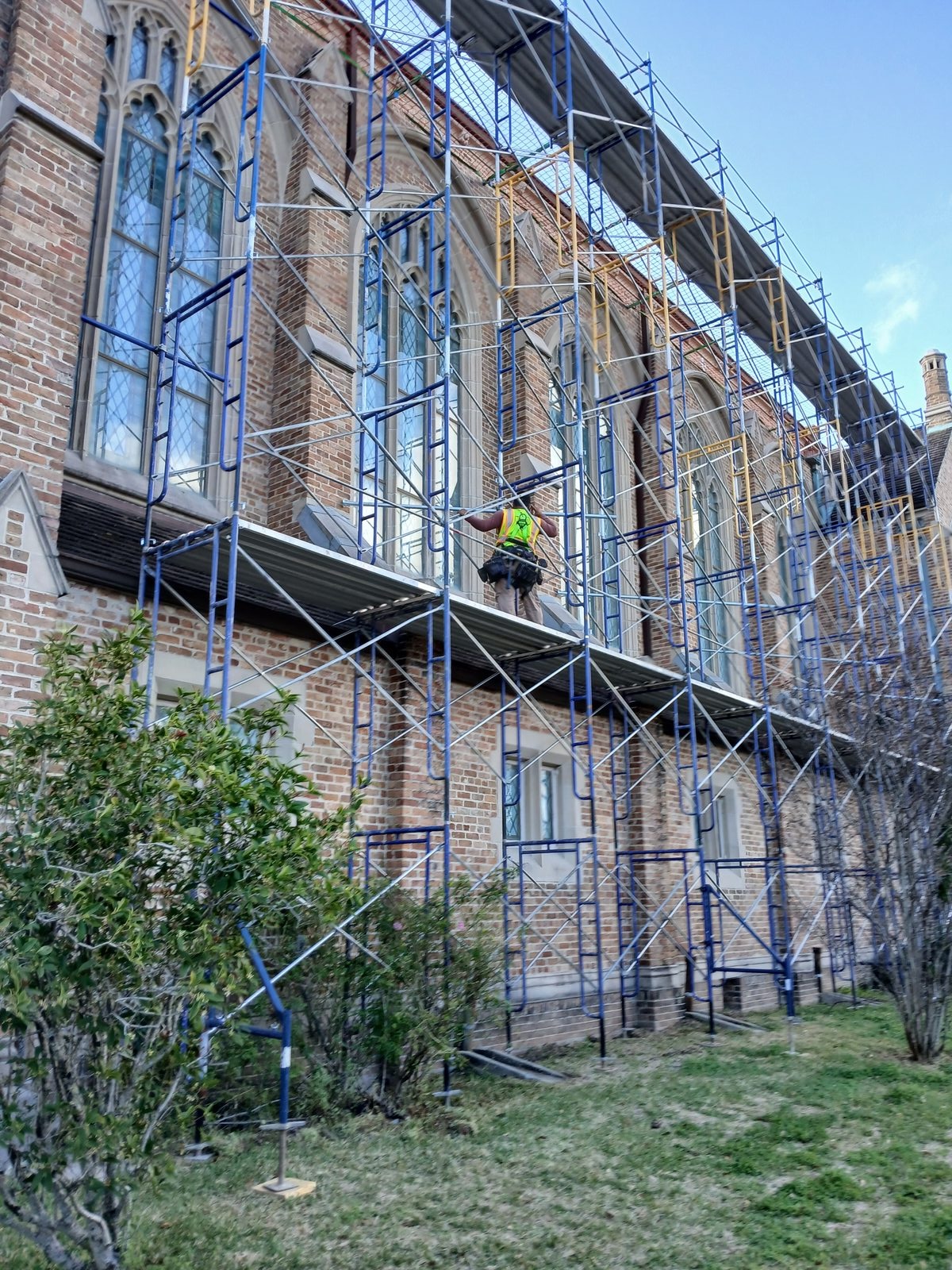 Roofer fall-protection scaffolding 18