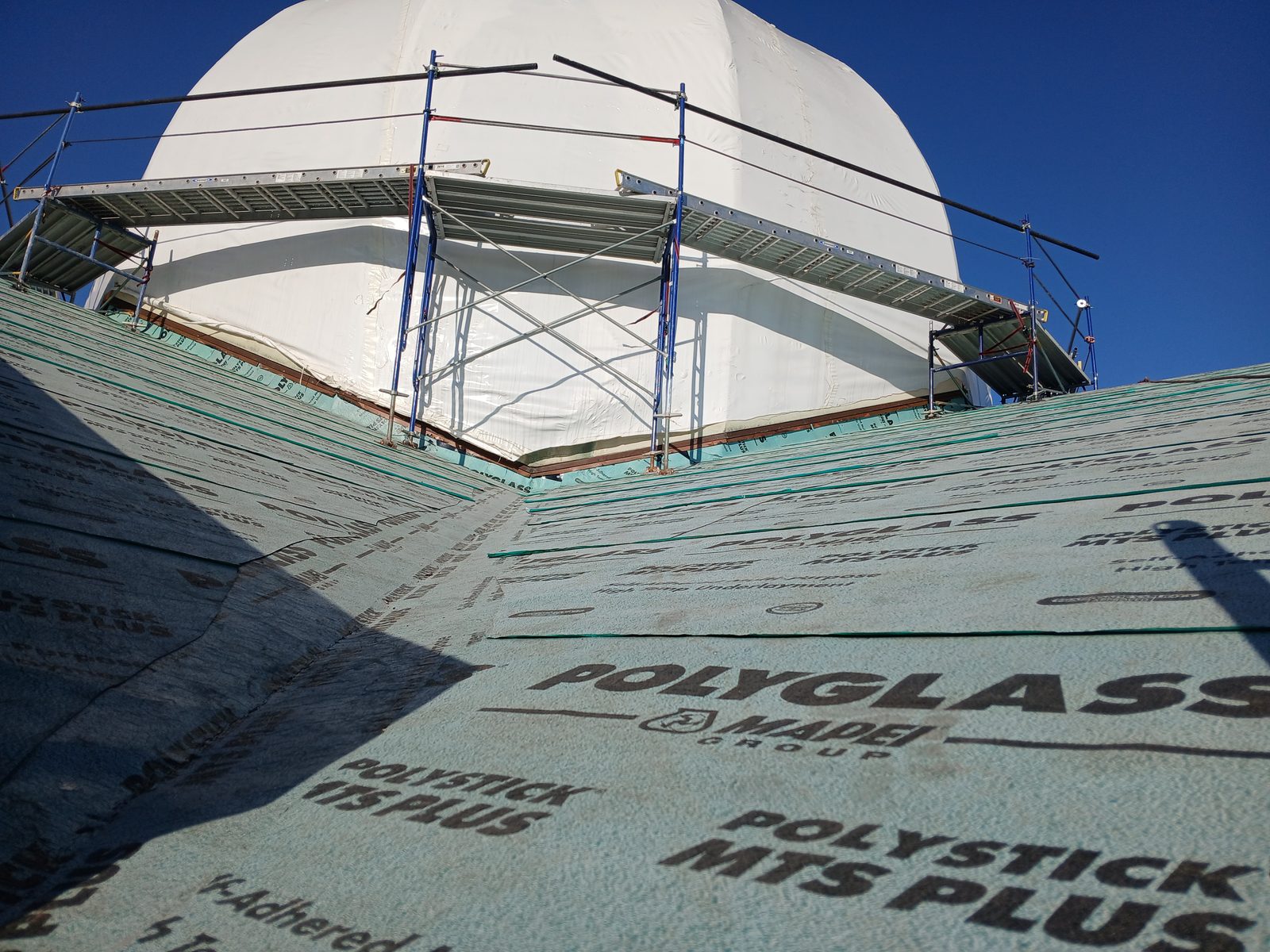 Roofer fall-protection scaffolding 22