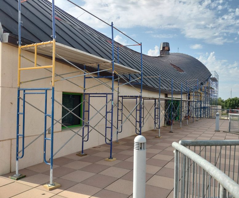 Roofer fall-protection scaffolding 4