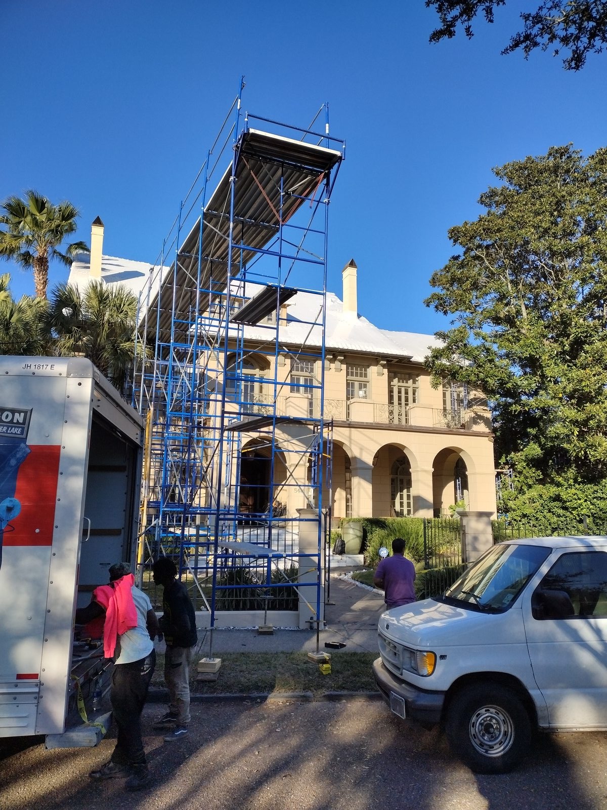 Roofer fall-protection scaffolding 6