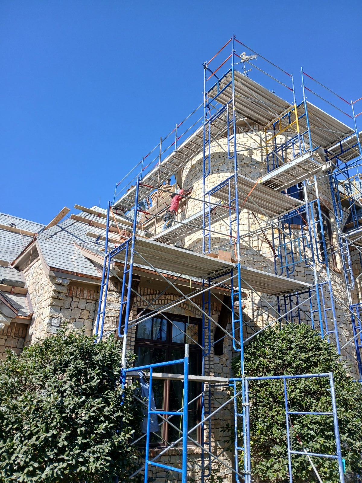 Roofer fall-protection scaffolding 13